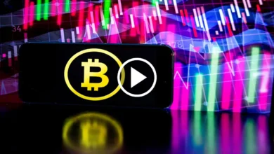 رسم بياني يوضح تقلبات أسعار البيتكوين مع عنوان يتساءل عن اعتبارها فرصة استثمارية، وشرح توضيحي لخطوات شراء العملة الرقمية.