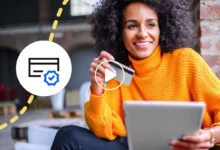 رسم توضيحي يوضح عملية شراء العملات الرقمية ببطاقة الائتمان، مع إبراز تحذيرات من رسوم السحب النقدي المرتفعة والمخاطر التنظيمية