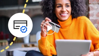 رسم توضيحي يوضح عملية شراء العملات الرقمية ببطاقة الائتمان، مع إبراز تحذيرات من رسوم السحب النقدي المرتفعة والمخاطر التنظيمية