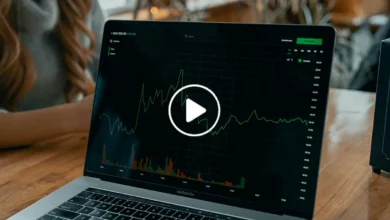 غلاف دليل تداول الفوركس للمبتدئين يظهر عليه عنوان 'تعلم التداول من الصفر' مع خلفية تتضمن رسوم بيانية لأسعار العملات