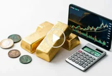 شاشة تداول تظهر رسوماً بيانية لارتفاع أسعار الذهب، تعبر عن استراتيجيات تداول الذهب 2026 للمبتدئين، توضح كيفية اختيار الاستراتيجيات.