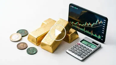 تداول الذهب للمبتدئين 2026: الدليل الشامل من الصفر للاحتراف شاشة تداول تظهر رسوماً بيانية لارتفاع أسعار الذهب، تعبر عن استراتيجيات تداول الذهب 2026 للمبتدئين، توضح كيفية اختيار الاستراتيجيات.