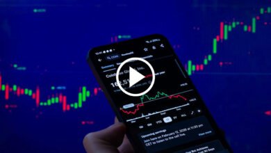 رسم توضيحي لخطوات الاستثمار في العملات الرقمية للمبتدئين: اختيار المنصة، إنشاء محفظة رقمية، وإتمام أول عملية شراء