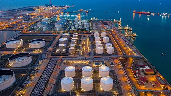 لوحة بيانات رقمية لتداول النفط في عام 2026 تعرض أسعار العقود الآجلة لخام برنت وخام غرب تكساس (WTI) مع مؤشرات فنية مدعومة بالذكاء الاصطناعي، ورسوم بيانية تظهر تذبذبات الأسعار نتيجة التوترات الجيوسياسية في مضيق هرمز واختلال توازن العرض والطلب.