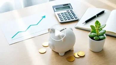 إنفوجرافيك يوضح أهم 3 نصائح استثمارية للمبتدئين: 1) ابدأ بمبلغ صغير لتعلم السوق دون مخاطرة عالية، 2) نوّع استثماراتك بين أسهم وسندات لتقليل المخاطر، 3) استثمر على المدى الطويل وتجنب التداول اليومي السريع، مع التركيز على التعليم المستمر والشركات القوية.